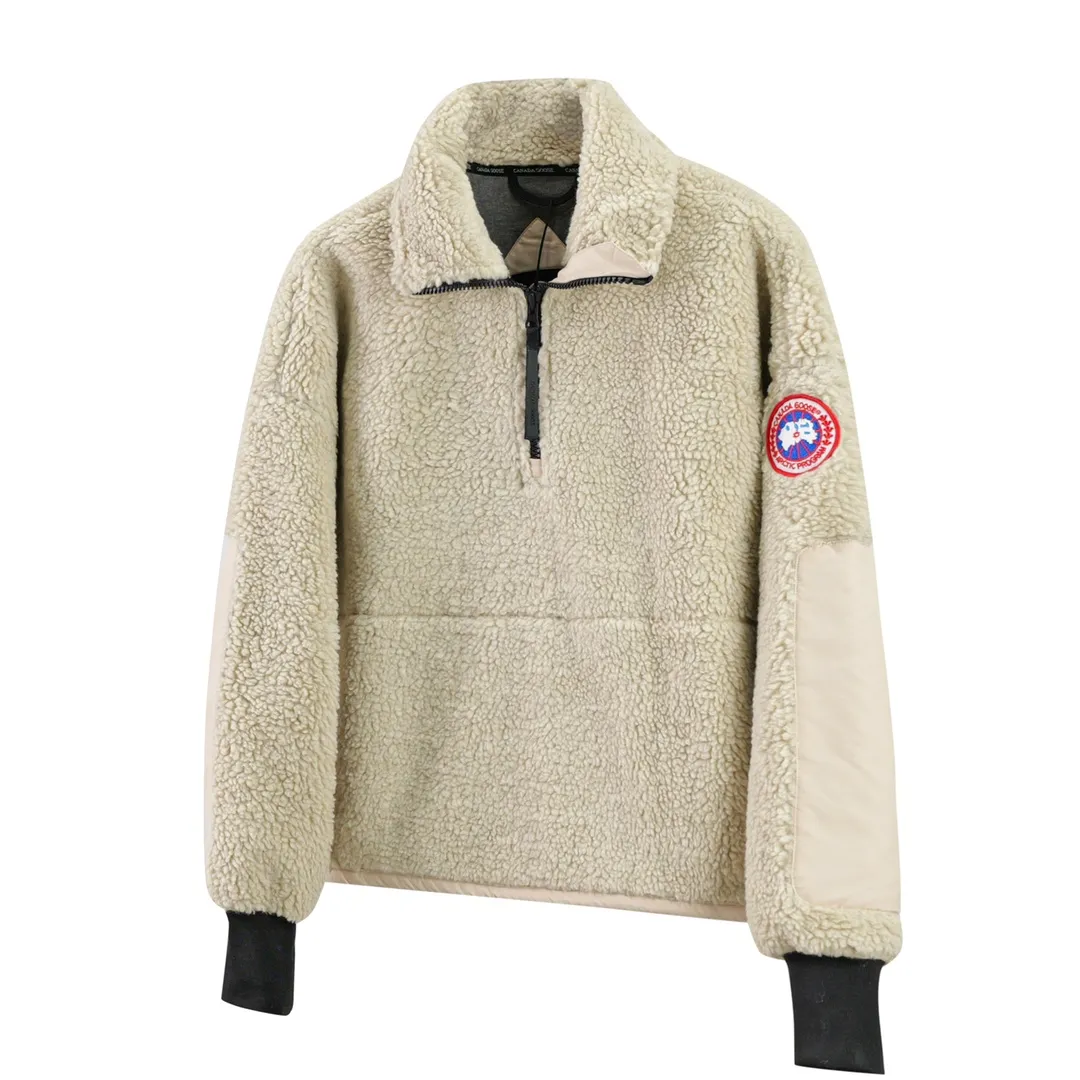 P620 Canada Goose/Canada Goose Lambswool Zip Stand Collar Sweatshirt Simcoe Lambswool Zip Jacket is made of Kind artificial long-hair sherpa. Our new generation of wool fleece helps keep the earth cold and the people on it warm. It features dropped shoulders, a high collar and an adjustable waist hem with internal drawstrings. Standard embroidery color label; top-quality goose Simcoe lambskin color: apricot black size: S M L
